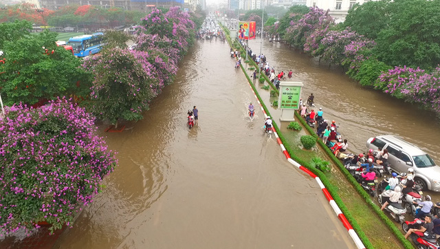 [-]Hà[-]Nội[-]mưa[-]lớn,[-]vì[-]sao[-]phố[-]cổ[-]không[-]ngập[-]mà[-]phố[-]mới[-]ngập[-]nặng?